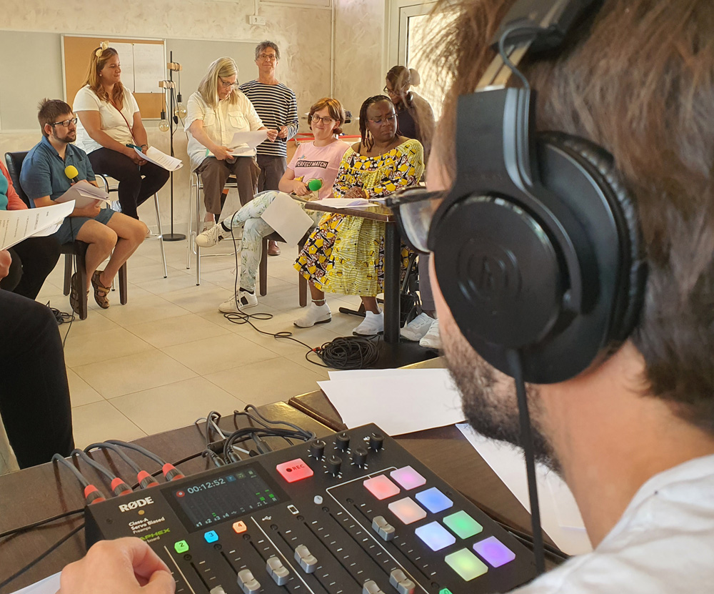 L'ESAT de Jouy-le-Moutier réalise sa 1ère émission pour le lancement de sa radio le 3 juin 2022