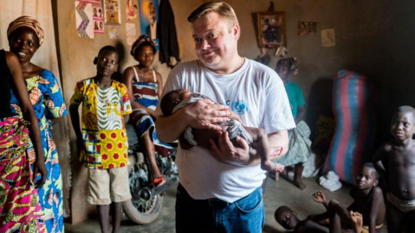 Mikko Franck porte Bellevie, un mois, qui fait son suivi post-natal dans un relai communautaire