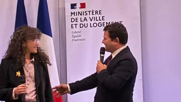 Inès Delasa récompensée par Bruno Laforestrie, président du Comité diversité de Radio France © Radio France/Antoine Ly 