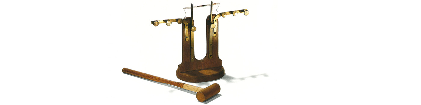 Radio-conducteur de Branly et son maillet, ensuite appelé cohéreur, 1890. Le maillet était utilisé pour frapper le cohéreur, après réception, afin de le faire revenir à état électrique initial