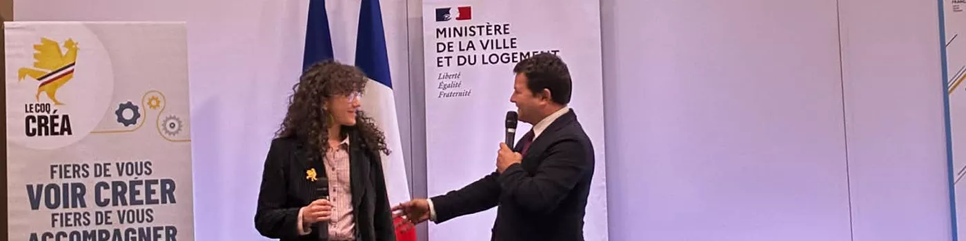 Inès Delasa récompensée par Bruno Laforestrie, président du Comité diversité de Radio France © Radio France/Antoine Ly 