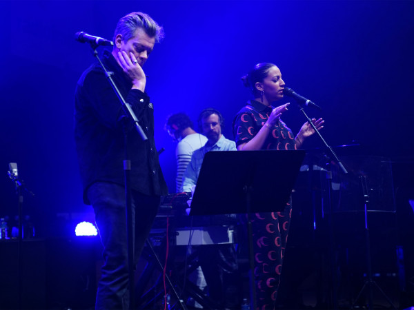 Benjamin Biolay et Saskia lors du Concert Hypernuit © Christophe Abramowitz/Radio France
