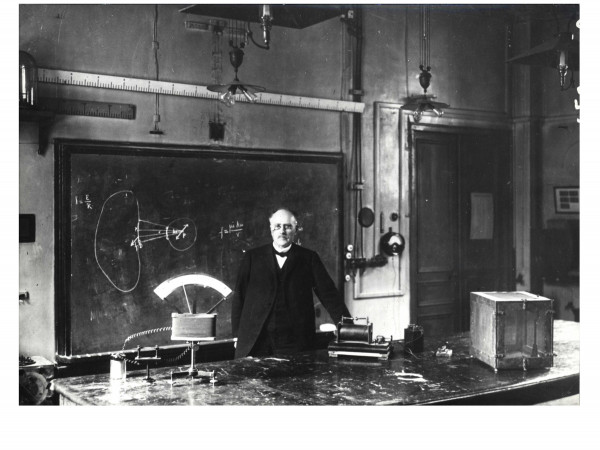 Edouard Branly dans son laboratoire, vers 1890