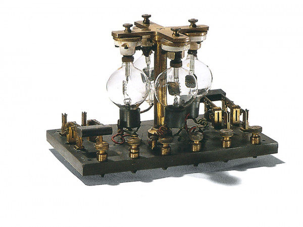 Ensemble de 4 lampes audion, triodes type Lee de Forest fabriqué par la firme Candless, 1909