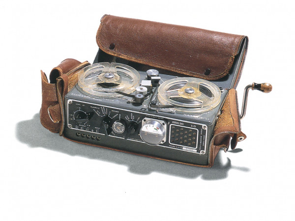 Magnétophone autonome de reportage Nagra II, 1953, fabriqué en Suisse par S. Kudelski, moteur à ressort