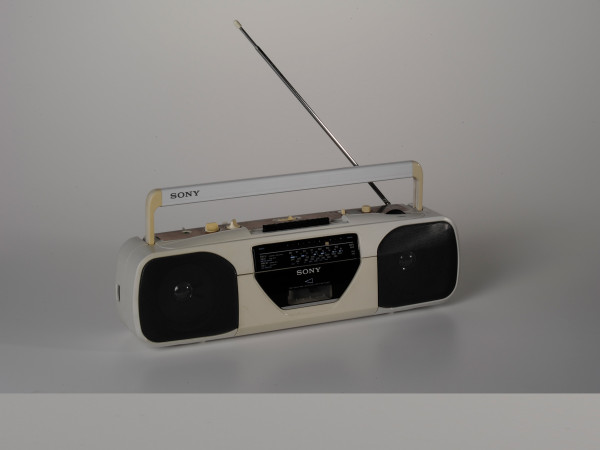 Récepteur radiocassette de marque Sony, 1990