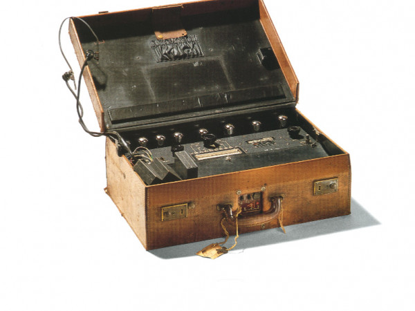 Valise de détection, 1943, fabriquée au Etats-Unis et utilisée pendant la Seconde Guerre mondiale pour détecter les émetteurs clandestins