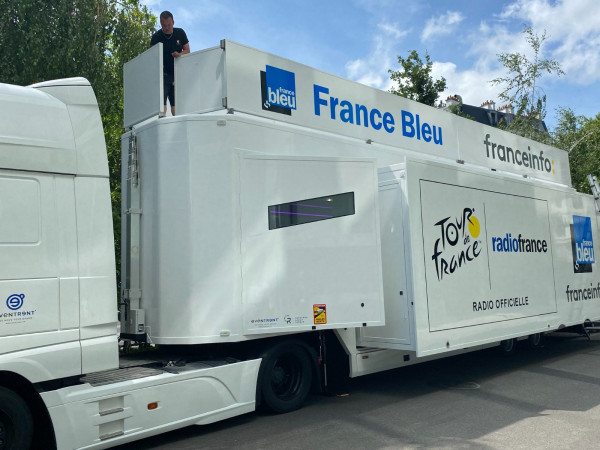Préparation du camion Radio France pour le Tour de France 2021