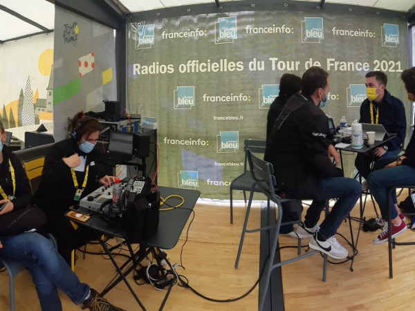 Studio franceinfo et France Bleu au départ du Tour de France 2021
