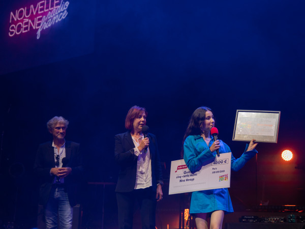 Remise du Prix du concours "Chantez 20 ans en 21" par le Crédit Mutuel et la Sacem à Nina Versyp, lauréate