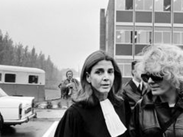 Gisèle Halimi et Delphine Seyrig pendant le procès en 1972 de Marie-Claire Chevalier accusée d'avortement
