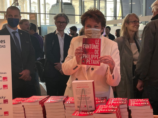 Roselyne Bachelot-Narquin au stand des Éditions de Radio France au Festival du Livre de Paris