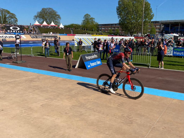 Le Néerlandais, Dylan Van Baarle, s'est imposé en solitaire au Vélodrome de Roubaix 