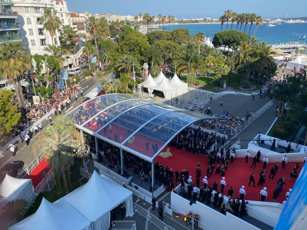 Montée des marches à l'ouverture du 75e festival de Cannes 