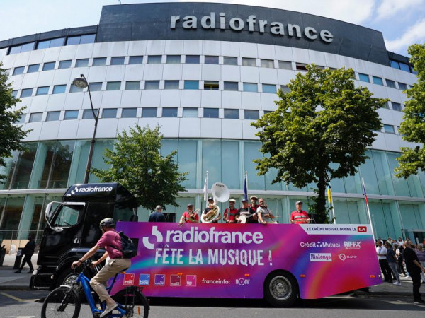 Jackass Brass Band sur le Char Radio France devant la Maison de la Radio et de la Musique