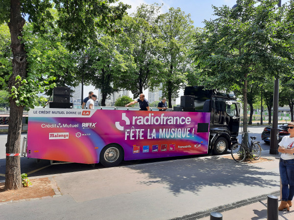 Arrivée du Char Radio France devant la Maison de la Radio et de la Musique - Fête de la Musique 2022