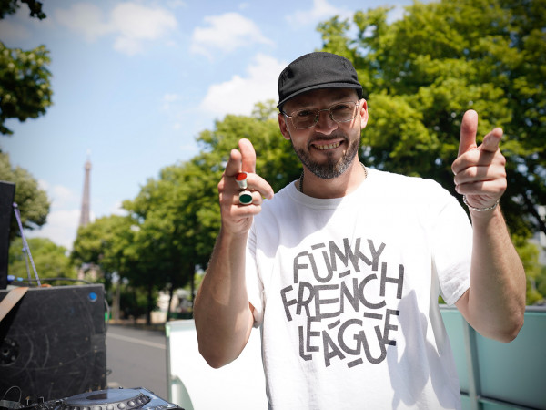 Déambulation musicale du char Radio France dans Paris assurée par DJ Young Pulse - Fête de la Musique 2022 