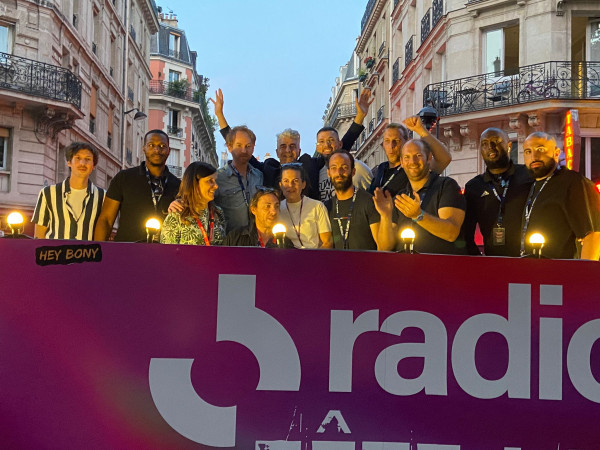 Les équipes techniques sur le char de Radio France