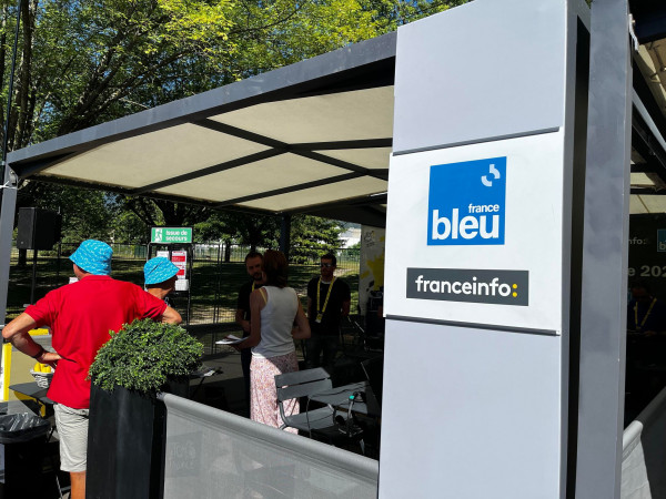 Studio franceinfo et France Bleu, radios officielles du Tour de France, à Albertville, mercredi 13 juillet 2022