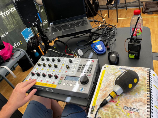 La  technique indispensable pour assurer les directs de franceinfo et France Bleu, radios officielles du Tour de France, sur une étage du Tour