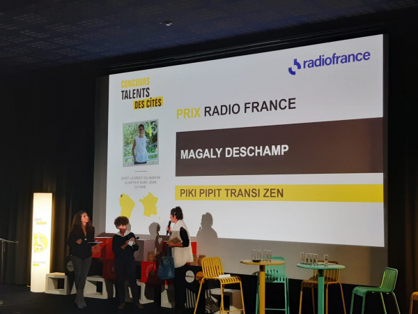Remise du prix Radio France aux Talents des Cités par Laurence Bloch à Magaly Deschamp pour Piki Pipit Transi Zen