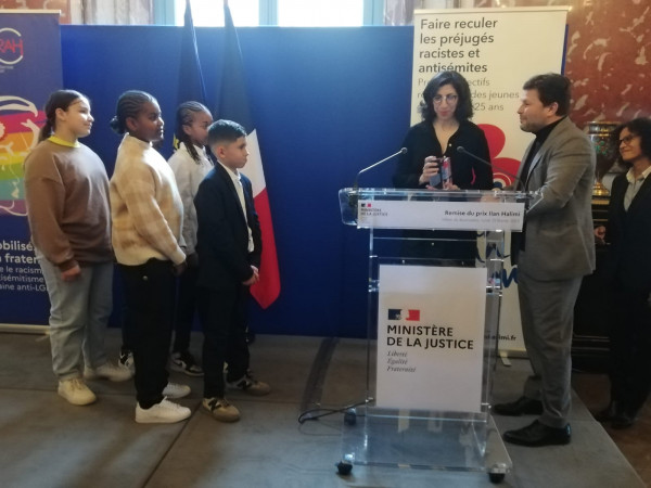 Écoliers de l'école Joliot Curie de Bagneux (CM1/CM2) Rima Abdul Malak, ministre de la Culture, et Bruno Laforestrie, Président du Comité Égalité 360 de Radio France