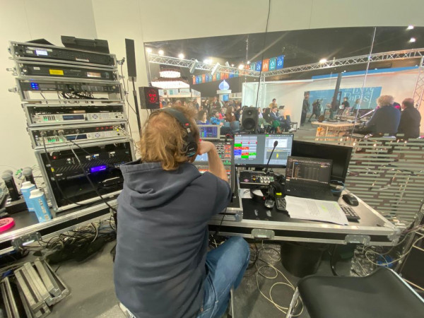 Le technicien assure la liaison, l'enregistrement, la sonorisation et la diffusion depuis la cabine technique du studio Radio France au Festival du livre de Paris