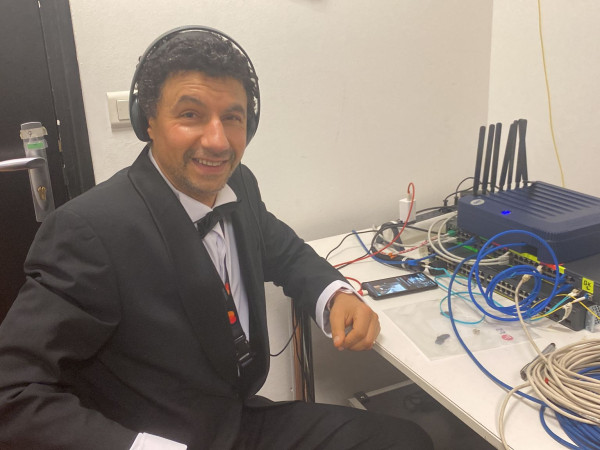 Ibrahim Seliem, technicien à Radio France, au poste HF pour la montée des marches