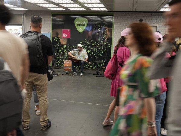 Fip fête la musique dans le métro, ce 21 juin à la Gare de Lyon avec Roman, musicien du métro