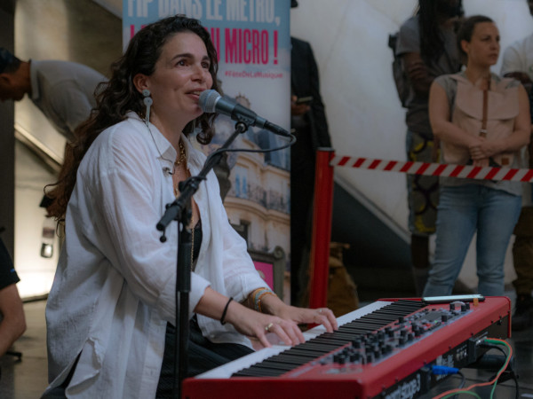 Fip fête la musique dans le métro avec Yael Naim à Saint-Lazare