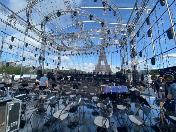 Mise en place de la scène pour le concert de Paris 2023