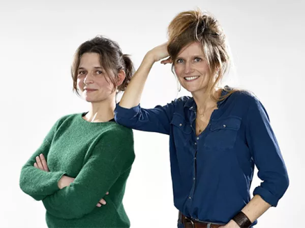 Julie Gacon et Mélanie Chalandon, productrice et productrice déléguée de Cultures Mondes, émission récompensée par le Grand Prix de la Presse Internationale 