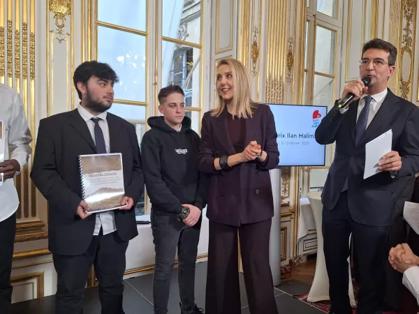 Remise du Prix du jury par Sibyle Veil, Présidente-Directrice Générale de Radio France, à des jeunes de la MECS des Terres Rouges de Clermont-l’Hérault (Hérault)