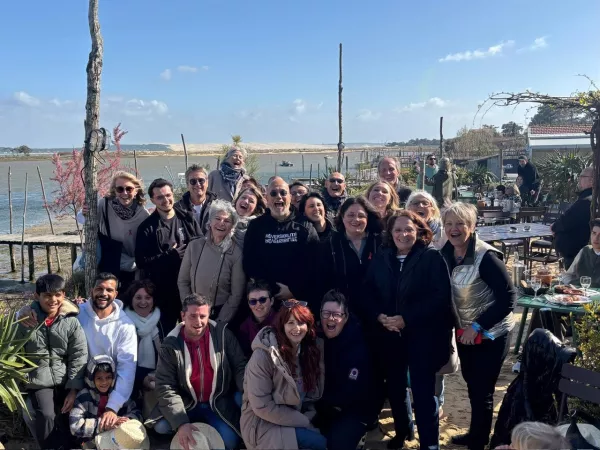 Concert de Pascal Obispo au Cap Ferret dans le cadre d’« ICI part en live », organisé le week-end du Sidaction, avec distribution de rubans rouges au public