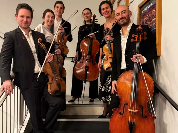 Sidaction 2026 : les musiciens de l'Orchestre National de France portent le ruban rouge