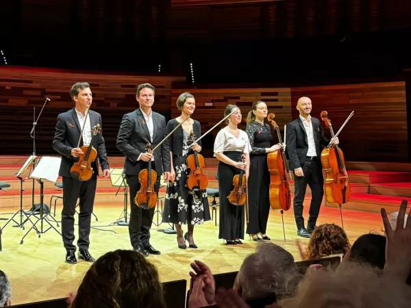 Sidaction 2026 : les musiciens de l'Orchestre National de France portent le ruban rouge