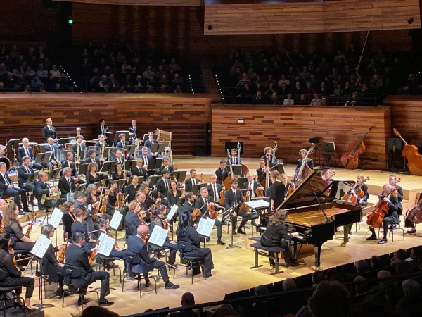 Sidaction 2026 : les musiciens de l'Orchestre Philharmonique de Radio France portent le ruban rouge
