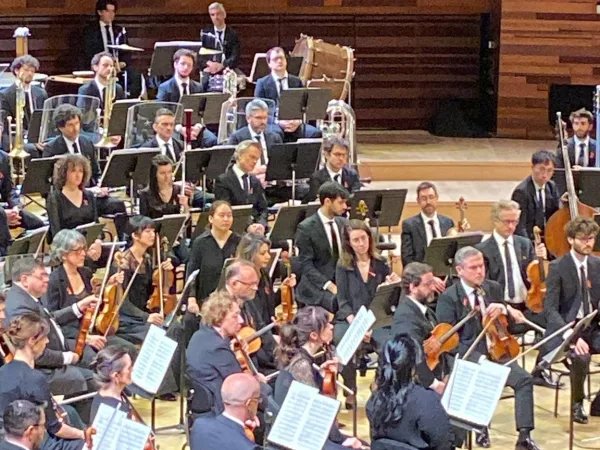 Sidaction 2026 : les musiciens de l'Orchestre Philharmonique Radio France portent le ruban rouge