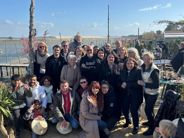 Concert de Pascal Obispo au Cap Ferret dans le cadre d’« ICI part en live », organisé le week-end du Sidaction, avec distribution de rubans rouges au public