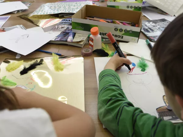 Atelier de création de pochette vinyle  - crédit photo : RF/Christophe Abramowitz