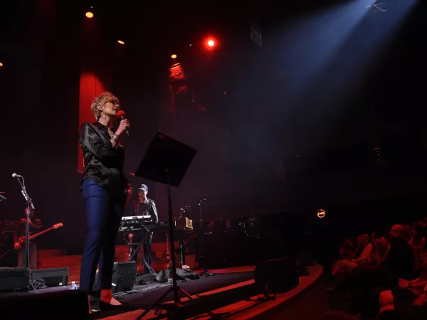 Valli présente le concert en direct du studio 104 et sur France Inter avec Moriarty, Raphaël et ALA.NI - crédit photo : RF/Christophe Abramowitz