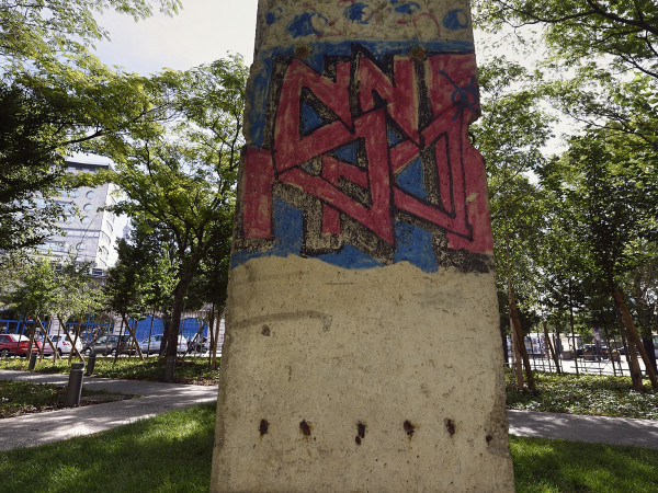 Pan du Mur de Berlin à la Maison de la radio. crédit photo : RF:Christophe Abramowitz