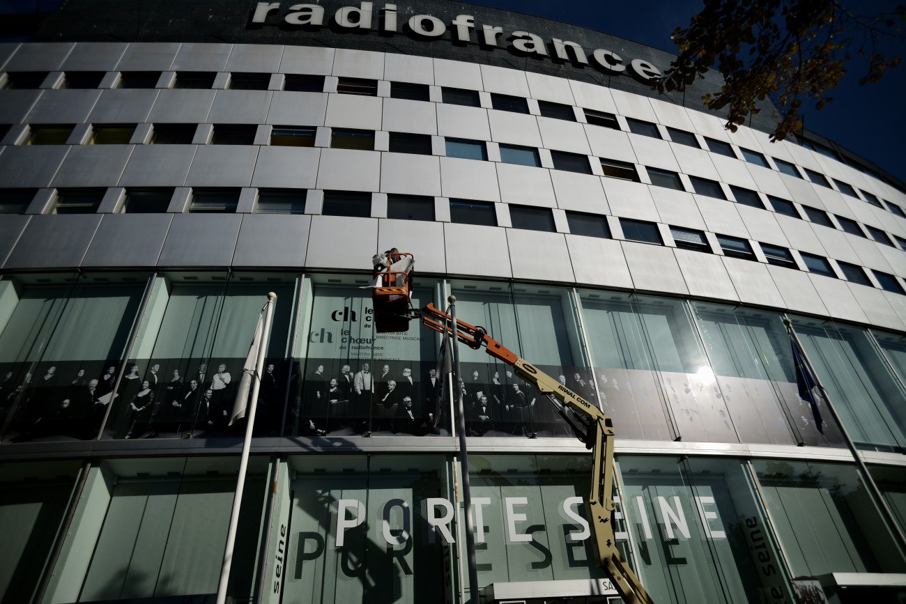 Les musiciens des formations musicales s'affichent sur la façade de la Maison de la radio
