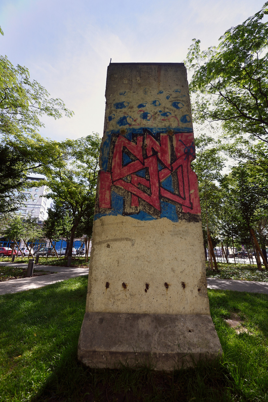 « Mur de Berlin » Fragment du mur offert par le Président de Deutschlandradio, Willi Steul à Radio France en novembre 2009