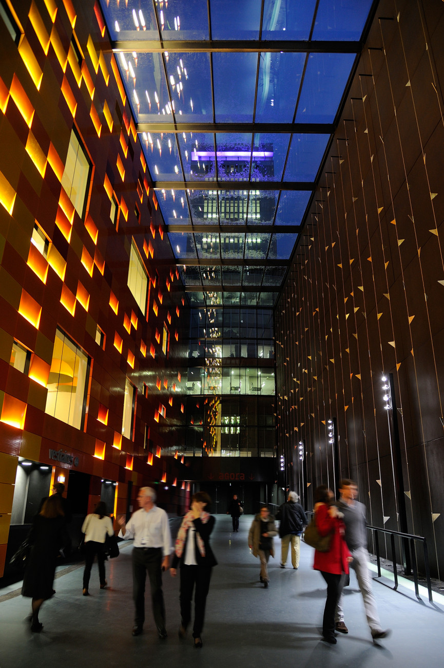La NEF  : axe de circulation de 42m reliant le Hall Seine à l’Agora. Symbole du lien entre histoire et modernité avec son architecture mêlant nature et matières industrielles