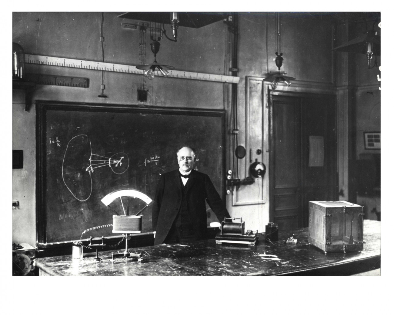 Edouard Branly dans son laboratoire, vers 1890