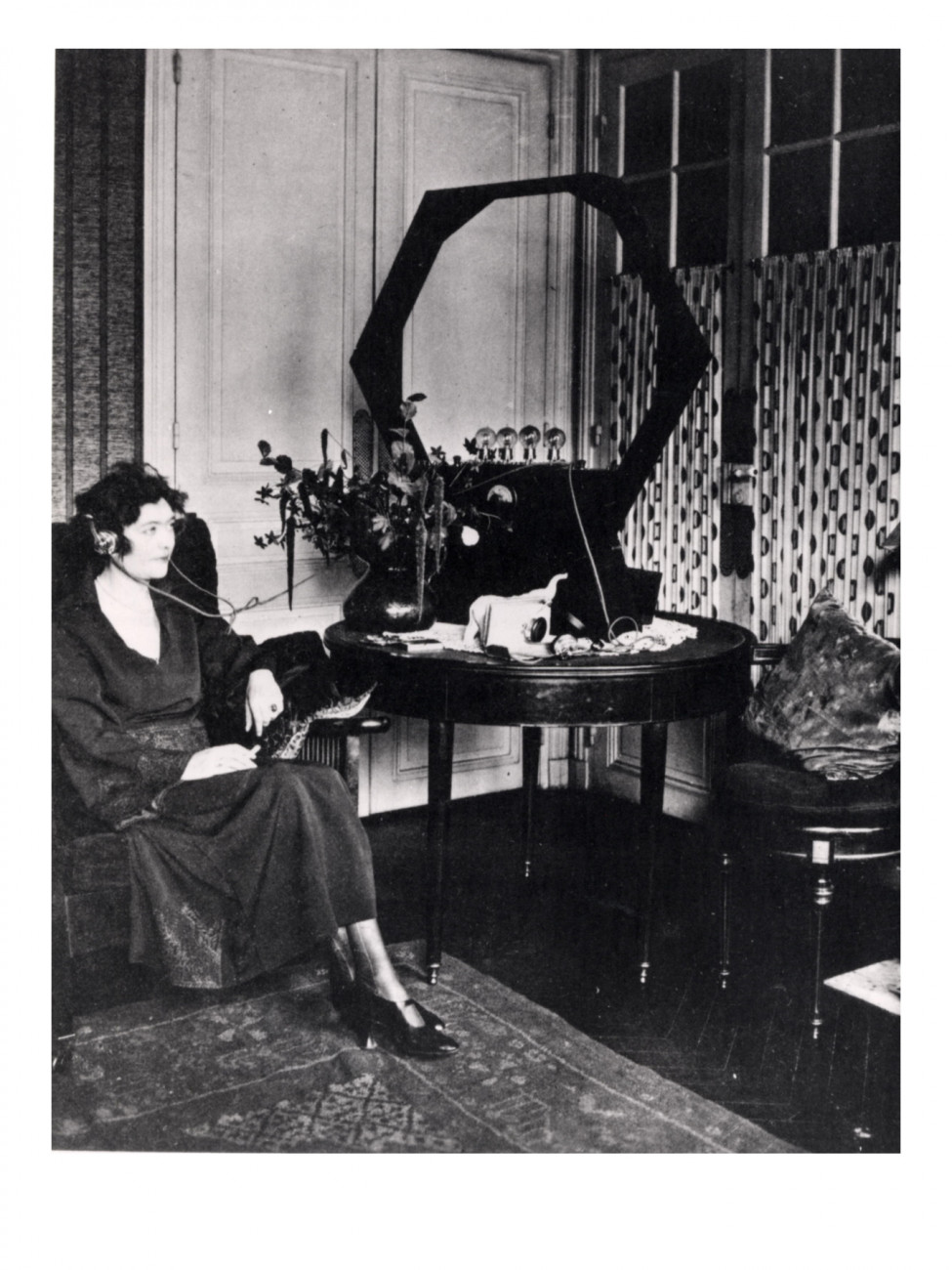 Jeune fille écoutant la radio, 1924