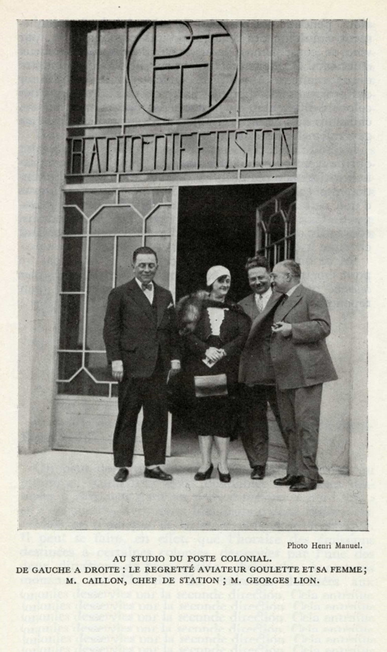 Devant le Poste colonial, de gauche à droite : l'aviateur Goulette et sa femme, M. Caillon, chef de station et Georges Lion