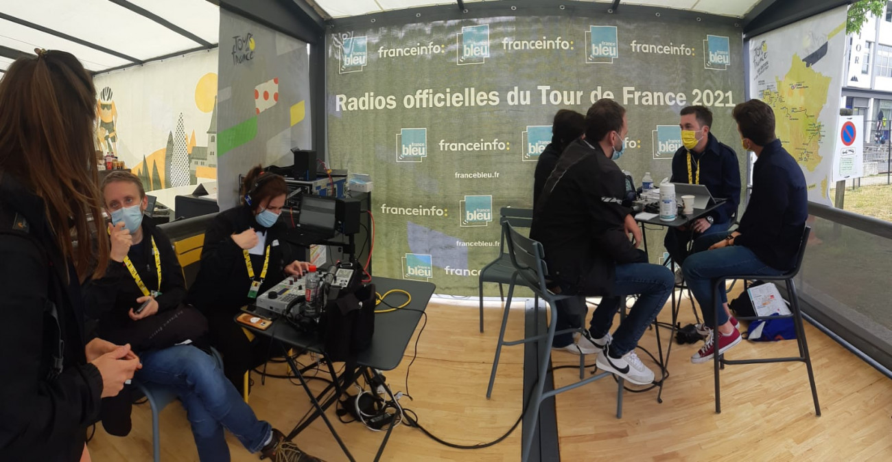 Studio franceinfo et France Bleu au départ du Tour de France 2021