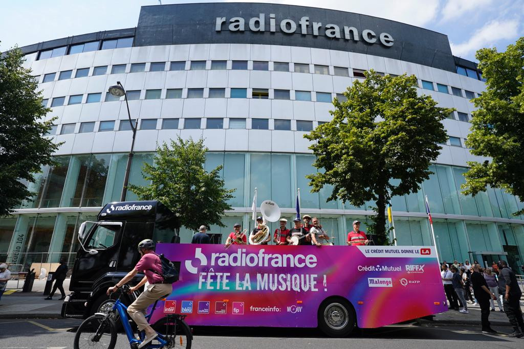 Jackass Brass Band sur le Char Radio France devant la Maison de la Radio et de la Musique